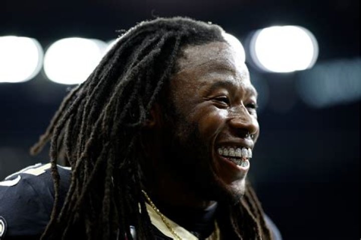 Does Alvin Kamara Have Gold Teeth?