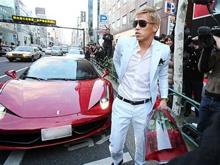 Keisuke Honda: Wife, net worth, tattoos, smoking & body facts