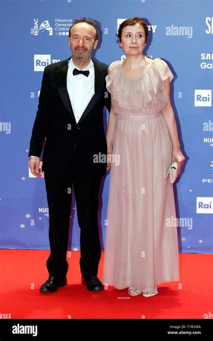 Roberto Benigni: Wife, net worth, tattoos, smoking & body facts