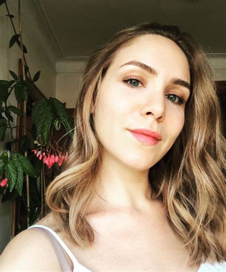 Sex/Life: Amber Goldfarb Age, Height – How Old Tall Is The Actress?